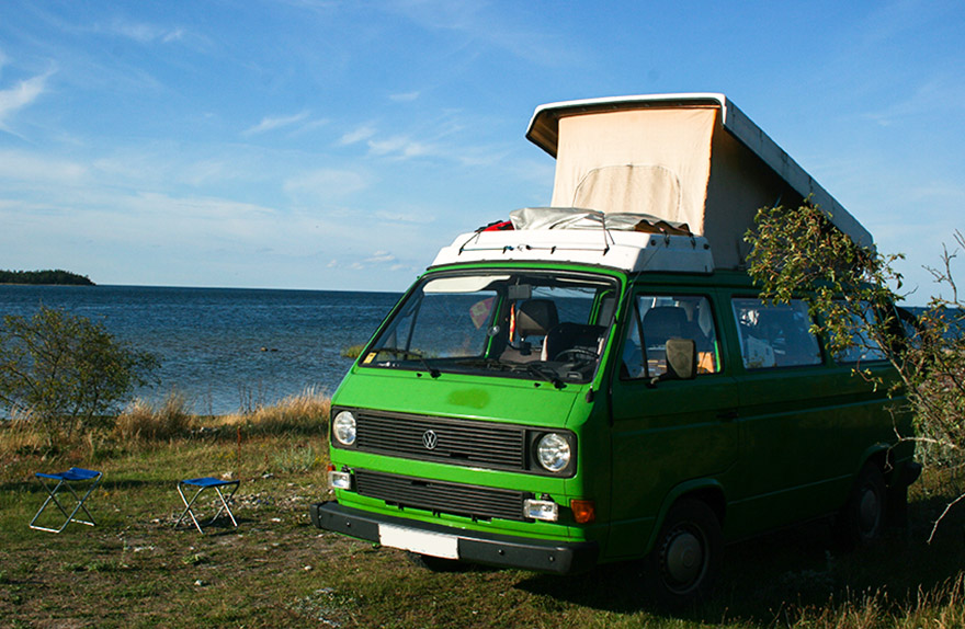 Pascal Schlemo Fahrzeugtechnik | VW Bus am Wasser zum Campen 