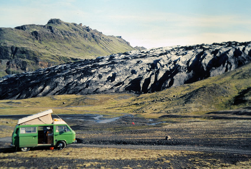 Oldtimerlackierung bei Pascal Schlemo Fahrzeugtechnik | Der VW Bus am Gletscher in Island